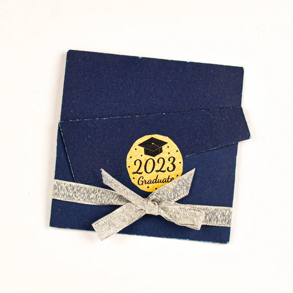 tarjetas de invitacion de graduacion azul marino con lazo plateado